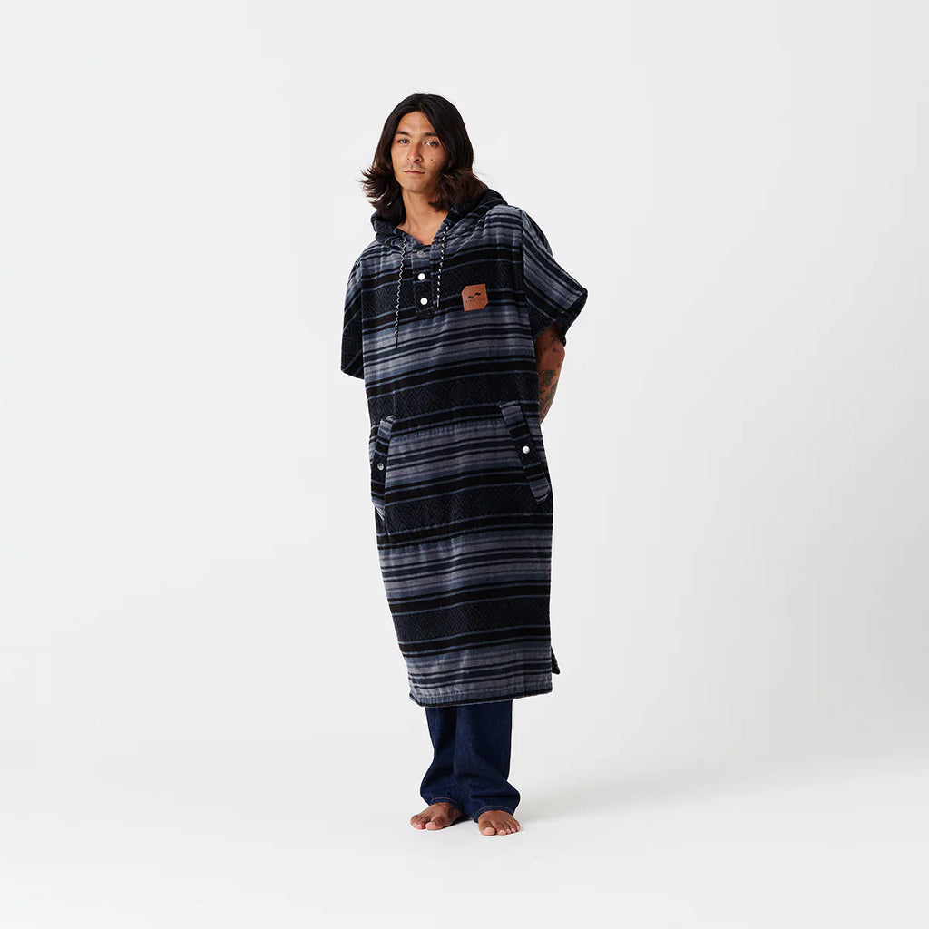 Slowtide Oso Changing Poncho - Black